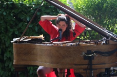 La Pianiste rouge 8 * 3744 x 2496 * (3.45MB)